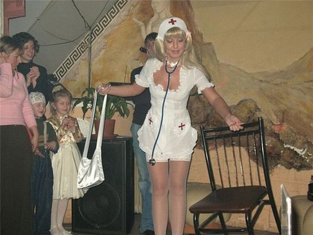 There is no age for a strip tease (3 pics)