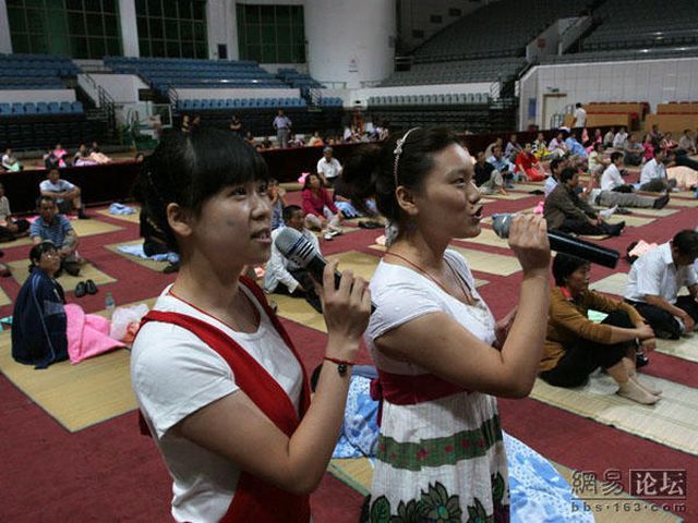 Parents of Chinese university students sleeping in a gymnasium?! (8 pics)