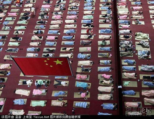 Parents of Chinese university students sleeping in a gymnasium?! (8 pics)