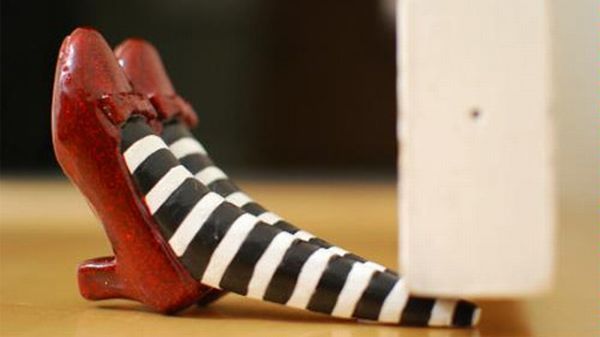 Great creative doorstops (29 pics)