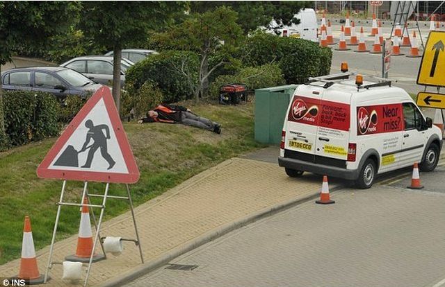 Hard work of road workers (3 pics)