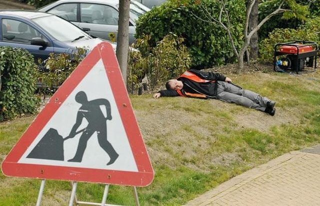 Hard work of road workers (3 pics)