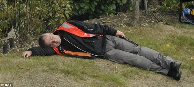 Hard work of road workers (3 pics)