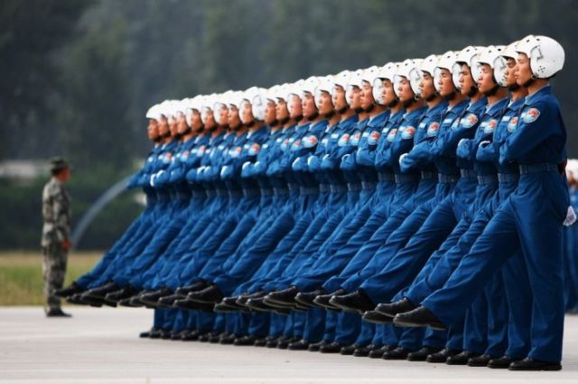 Chinese pilots preparation for the parade (6 pics)