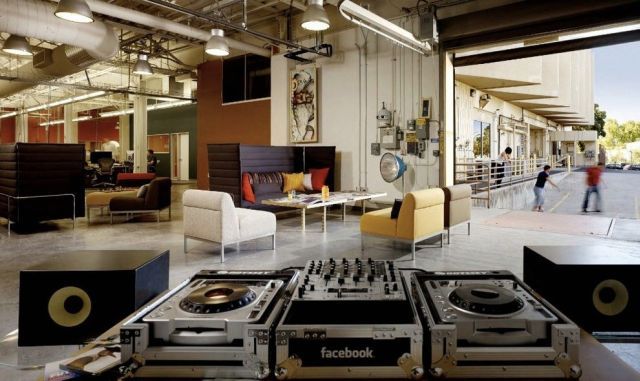 Facebook headquarters in Palo Alto, full photo essay (72 pics)