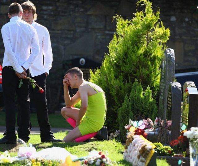 At a friend’s funeral in a woman's dress (5 pics)