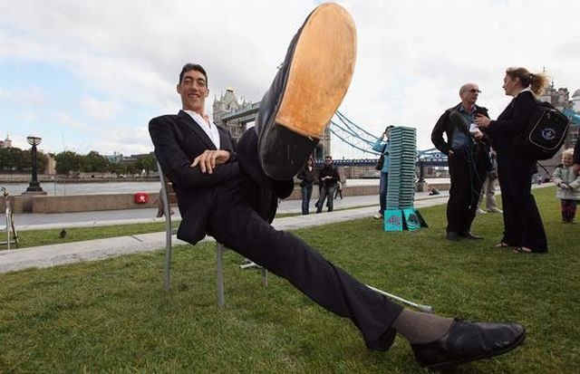 New tallest man in the world (26 pics + 1 video)