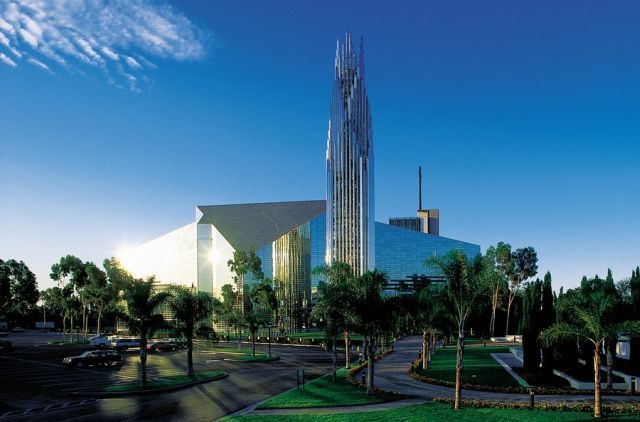 http://izismile.com/img/img2/20090918/the_crystal_cathedral_00.jpg