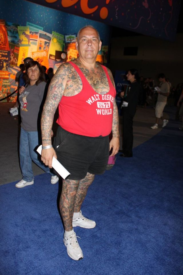 Man with Disneyland cartoons tattoos (15 pics)