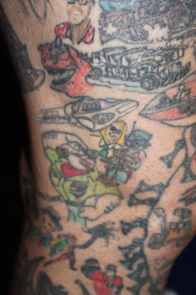 Man with Disneyland cartoons tattoos (15 pics)