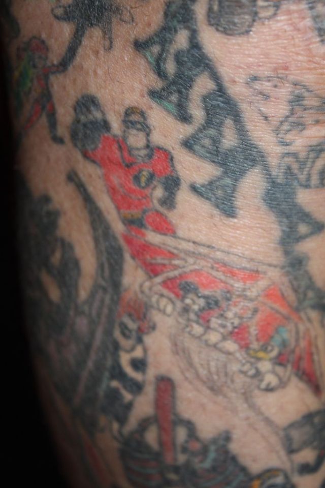 Man with Disneyland cartoons tattoos (15 pics)
