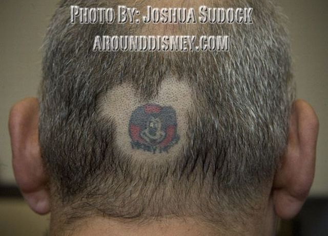 Man with Disneyland cartoons tattoos (15 pics)