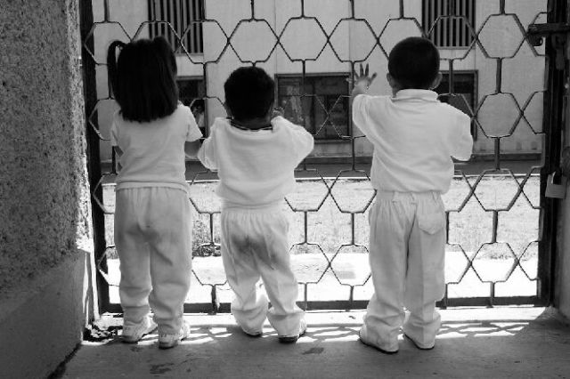 Children living in prisons (12 pics)
