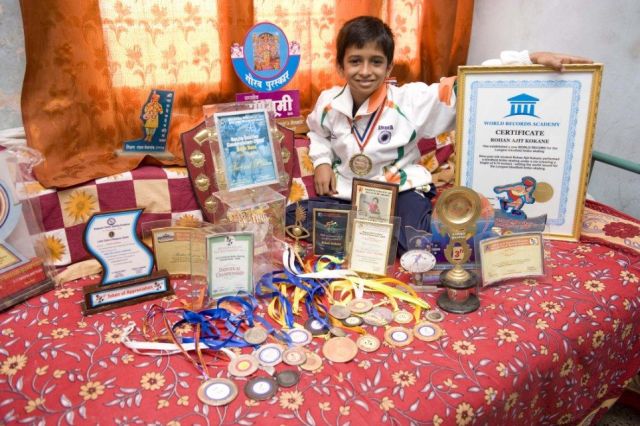 Impressive limbo skating by a 9 year-old Indian boy (7 pics + 1 video)