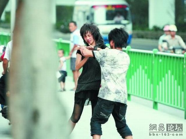 Another quarrel in the streets of China (7 pics)