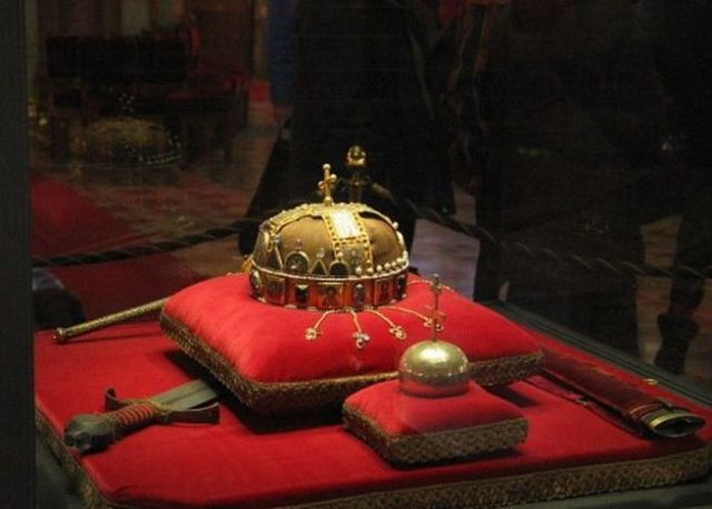 Royal crowns and tiaras (47 pics)
