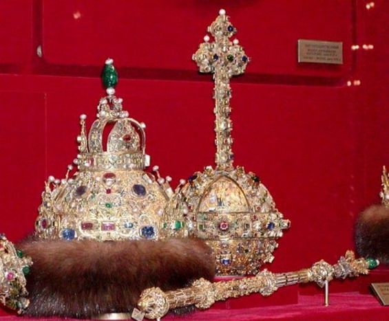 Royal crowns and tiaras (47 pics)