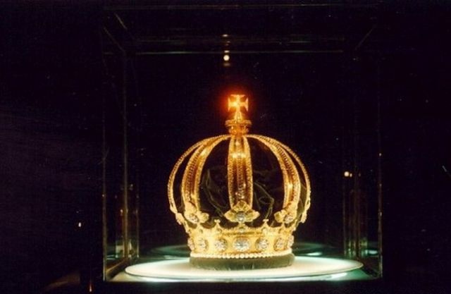Royal crowns and tiaras (47 pics)