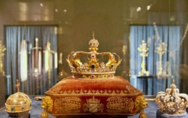 Royal crowns and tiaras (47 pics)
