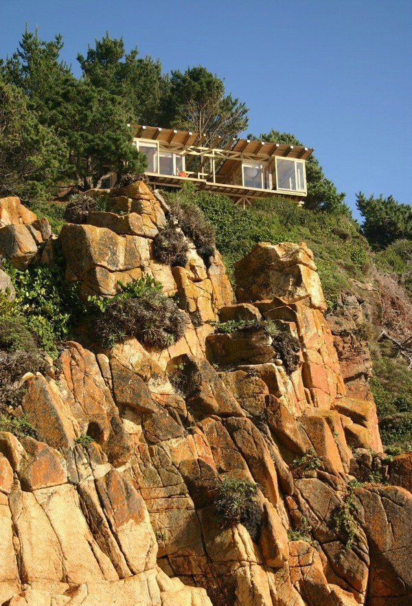 House on the cliff (13 pics)