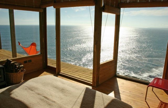 House on the cliff (13 pics)