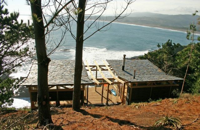 House on the cliff (13 pics)