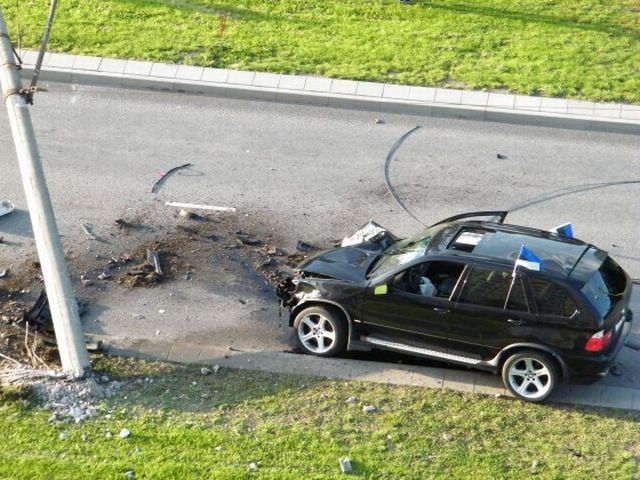 Interesting car accident (9 pics)