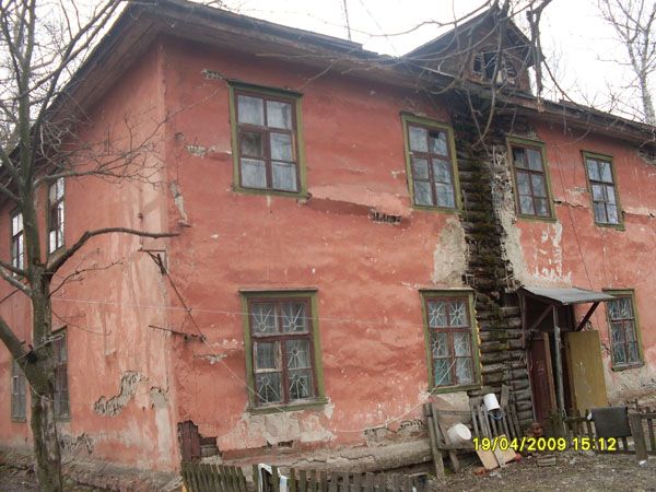 One house that would deeply need some maintenance (15 pics)