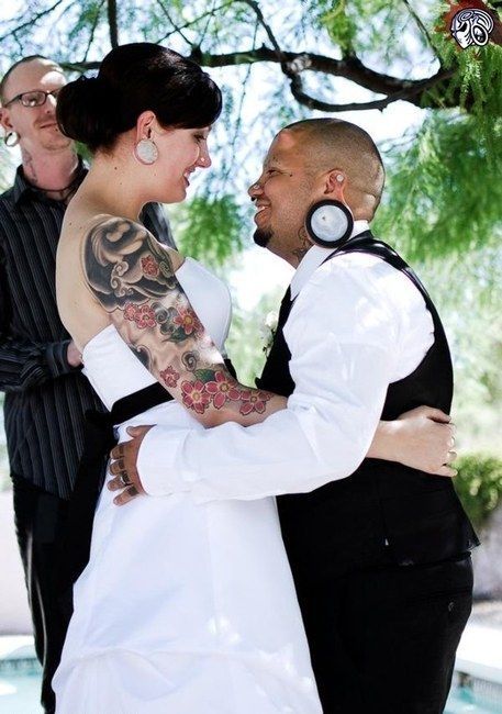 A happy and unusual couple getting married (7 pics)