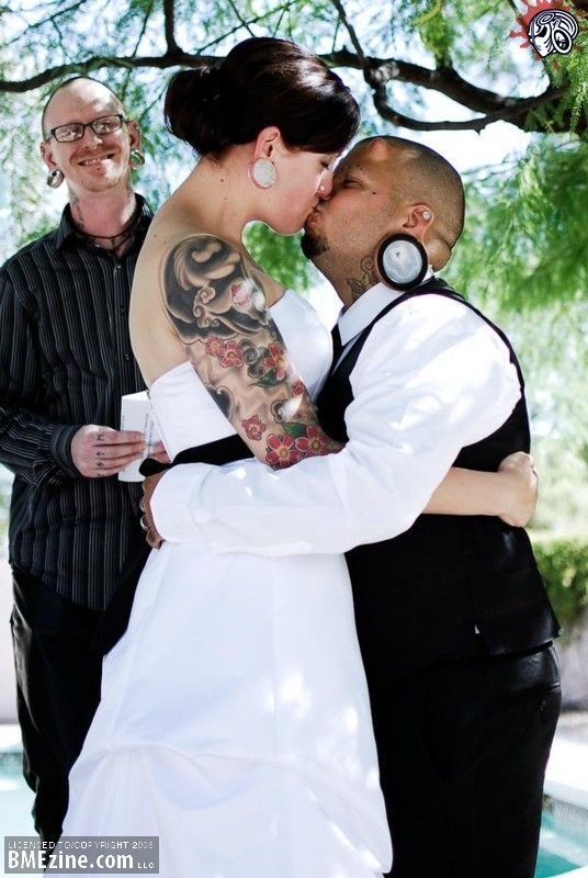 A happy and unusual couple getting married (7 pics)