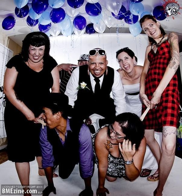 A happy and unusual couple getting married (7 pics)