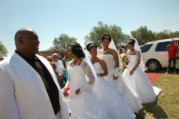 Groom says ‘I do’ four times at once (9 pics)