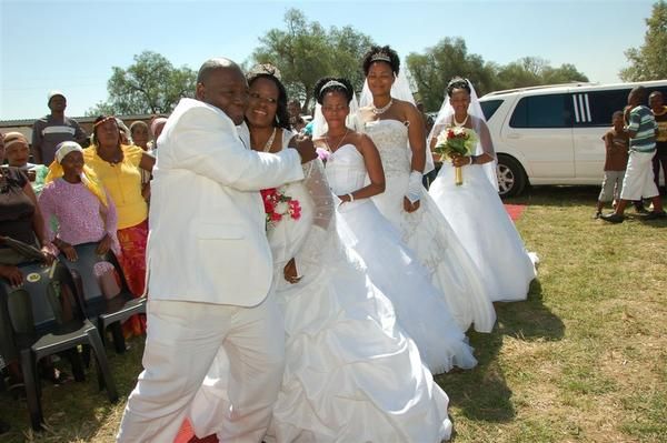 Groom says ‘I do’ four times at once (9 pics)