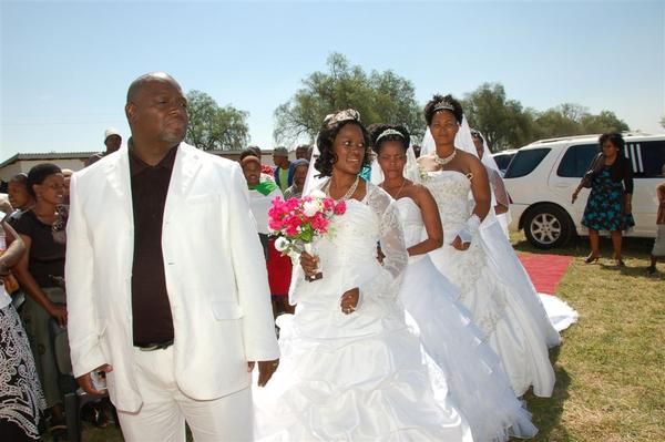 Groom says ‘I do’ four times at once (9 pics)