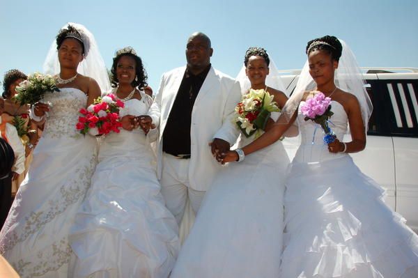 Groom says ‘I do’ four times at once (9 pics)