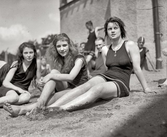 Cute girls from the past (11 pics)
