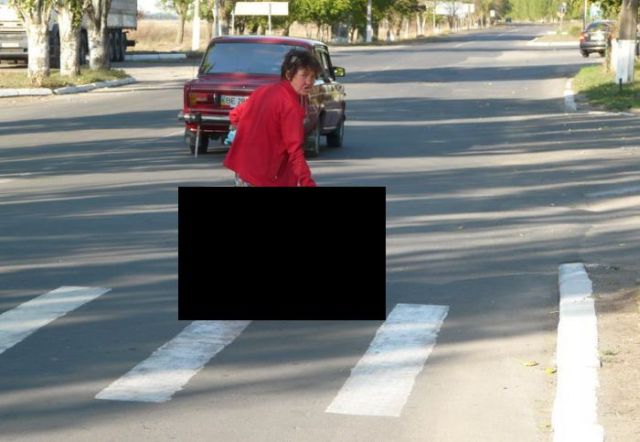 Crossing the road in Ukraine (4 pics)