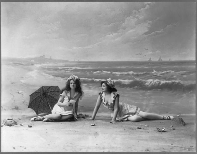 Swimsuits from the past (39 pics)