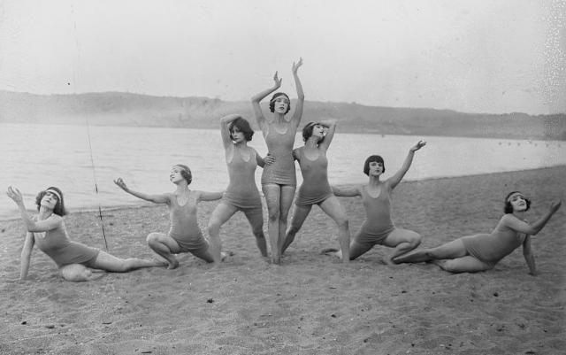 Swimsuits from the past (39 pics)
