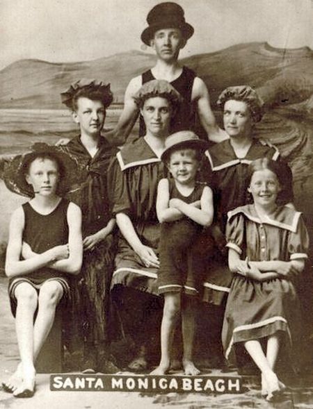 Swimsuits from the past (39 pics)