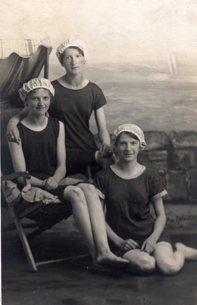 Swimsuits from the past (39 pics)