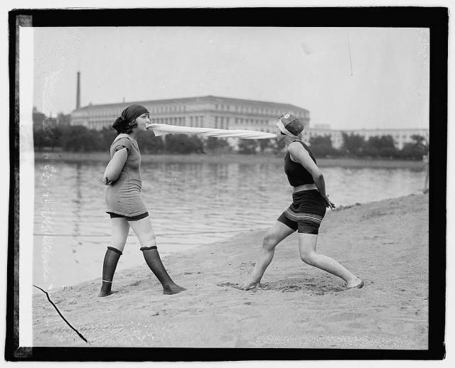 Swimsuits from the past (39 pics)