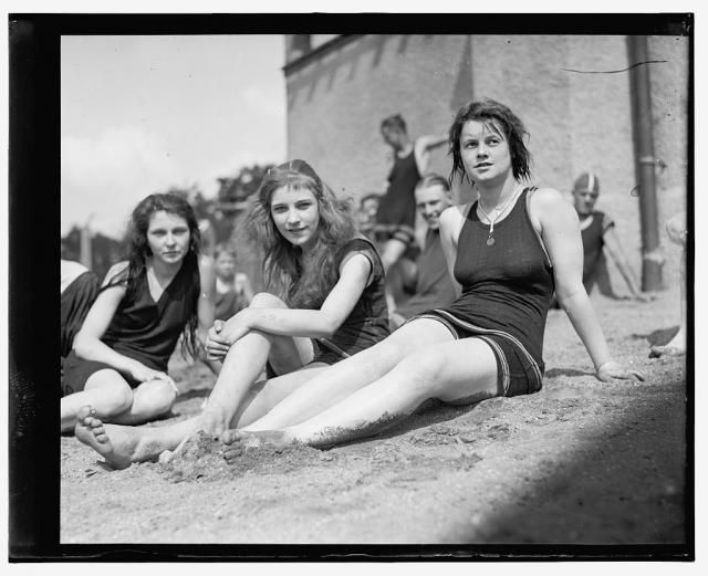 Swimsuits from the past (39 pics)