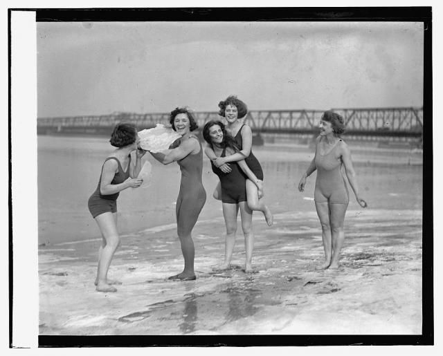 Swimsuits from the past (39 pics)