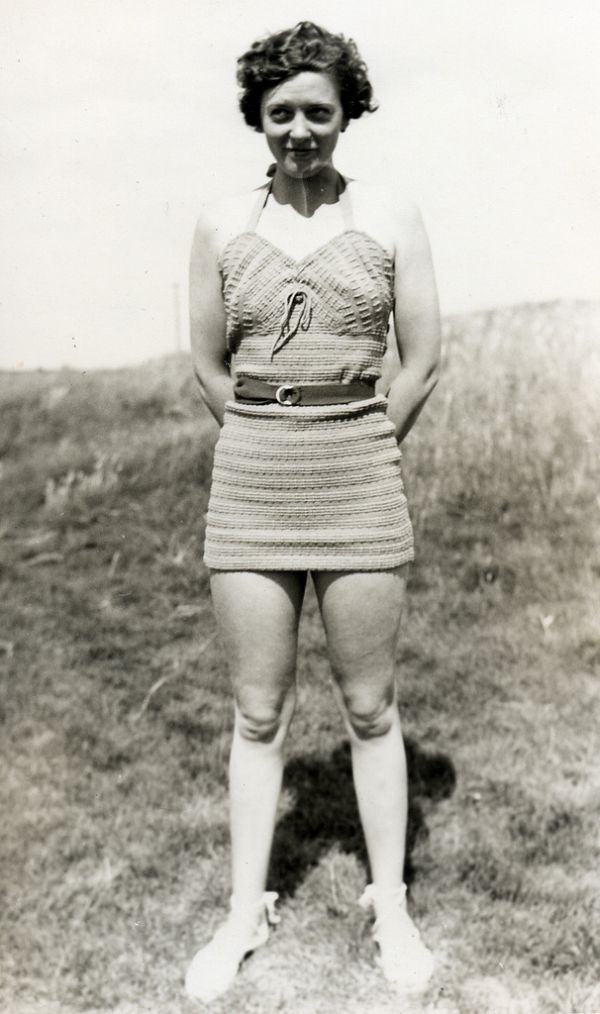 Swimsuits from the past (39 pics)