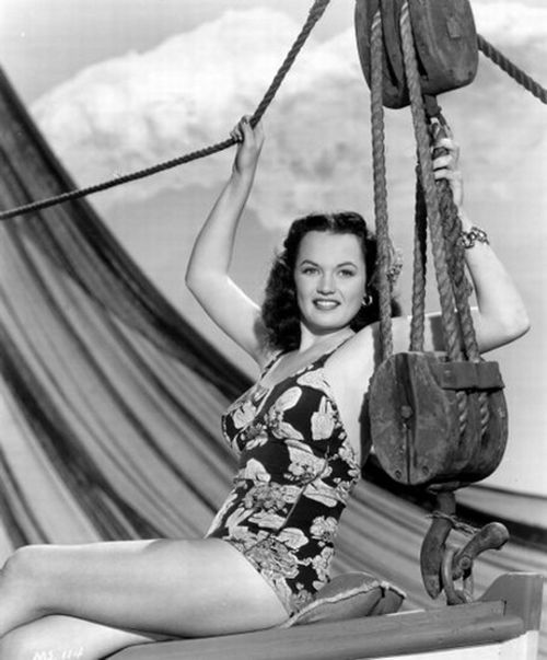 Swimsuits from the past (39 pics)