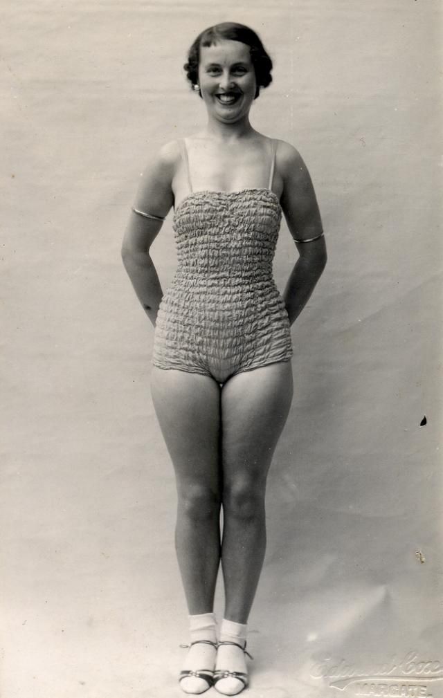 Swimsuits from the past (39 pics)