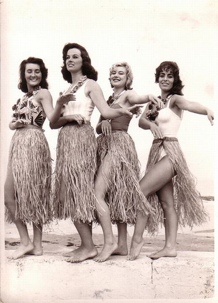 Swimsuits from the past (39 pics)