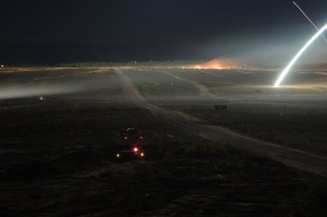 How does a battle look like in the night? (19 pics)