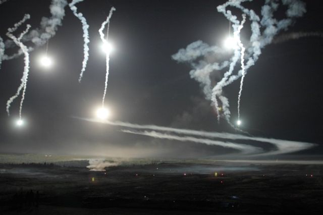 How does a battle look like in the night? (19 pics)